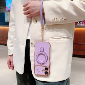 Detailopname van gegalvaniseerd telefoonhoesje met ringhouder en paarse gevlochten polsband.