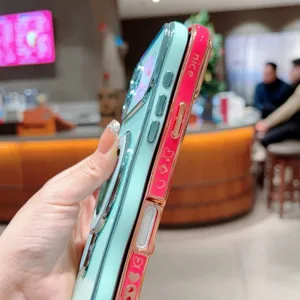 Close-up detail van het gegalvaniseerde schattige hart telefoonhoesje zijprofiel knoppen.