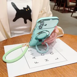 Detail van mintgroene elektrogeplateerde telefoonhoes met ringstandaard en bijpassend koord.
