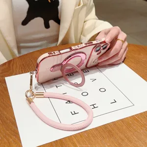 Roze gegalvaniseerde telefoonhoes detail met magnetische ringstandaard en bijpassend polsbandje.
