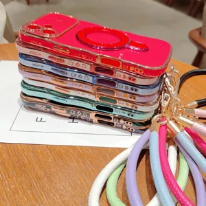 Detailopname van gegalvaniseerde telefoonhoesjes met cameravenster en kleurrijke lederen koorden.