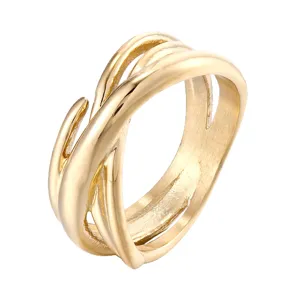 Bague enveloppante multi-brins en acier titane plaqué or, bijoux français chic et élégants.