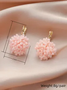 Boucles d'oreilles grappe de fleurs perlées design français, élégantes puces roses tendance.