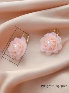 Boucles d'oreilles florales françaises exquises avec perles, détail rose élégant.