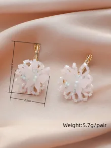 Gros plan détaillé de boucles d'oreilles papillon en perles avec fermoir métallique satin.