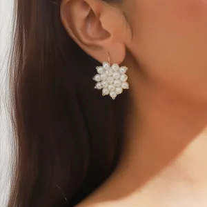 Détail de boucles d'oreilles grappe de perles exquises, bijoux chic style français pour femmes.