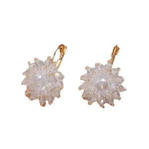 Boucles d'oreilles pendantes fleurs cristal blanc perle design niche française chic