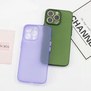 Vista detallada de la funda de teléfono de TPU mate, textura esmerilada y protección de cámara.