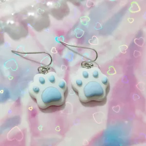 Sweet dopamine blue and white cat paw dangle earrings, cute fresh design drop earrings.