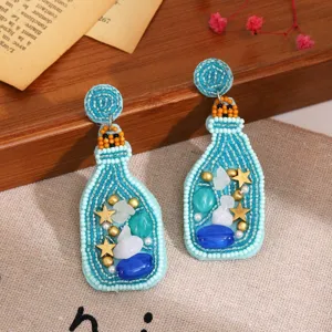 Vue détaillée de boucles d'oreilles bouteille en perles, style plage vacances mignon.