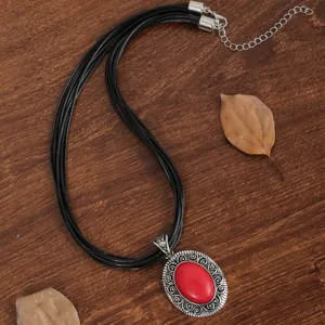 Boheemse vintage meerdradige zwarte koordketting met rode ovale hanger voor dames mode.