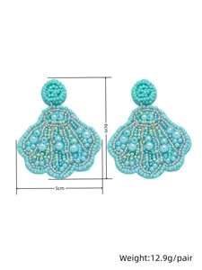 Dettaglio di orecchini conchiglia perline da spiaggia, dimensioni 5x6cm e peso di 12.9g.