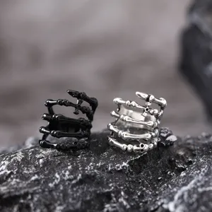 Gothik Skelett Hand Ring Detailaufnahme, retro schwarz silber Knochen Design fuer Rocker.