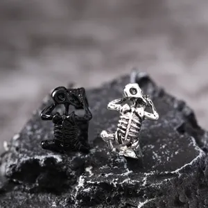 Nahaufnahme von Gothic Dark Style Skelett Totenkopf Ringe in schwarz silber auf Stein.