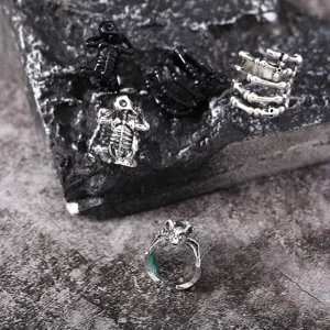 Nahaufnahme von Retro Gothic Skelett und Fledermaus Ringe im dunklen Vintage Legierungsstil.