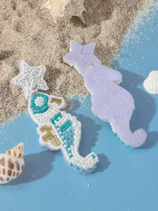 Dettaglio orecchini cavalluccio marino e stella con perline, perfetto stile vacanza al mare.