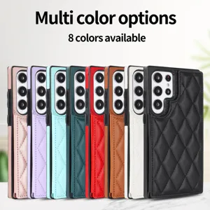 Vista detallada de la funda de cuero acolchado multicolor con tarjetero y bolsillo.