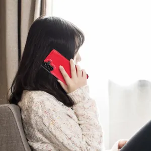 Dettaglio della custodia a libro in pelle rossa per telefono con tasca porta carte.