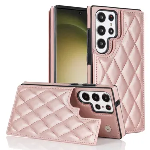 Detalle de funda para teléfono de cuero acolchado rosa con patrón de rombos y tarjeteros útiles.