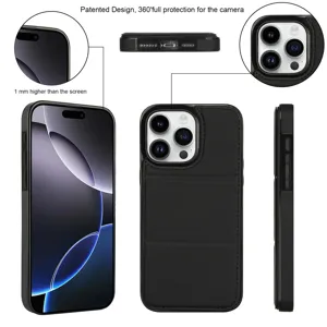 Vista detallada de funda de teléfono de cuero negro con protección de cámara y soporte.