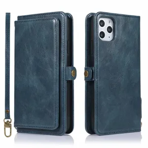 Dettaglio custodia portafoglio in pelle blu con tasche per carte e cinturino rimovibile.