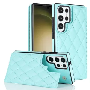 Vista detallada de funda de teléfono de cuero acolchado azul claro con tarjetero y broches.