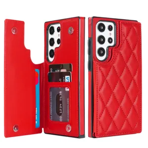 Vista detallada de la funda de cartera de cuero acolchado con ranuras para tarjetas y broches.