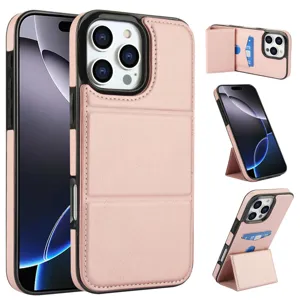 Detalle de funda de teléfono de cuero rosa con tarjetero y soporte plegable integrado.