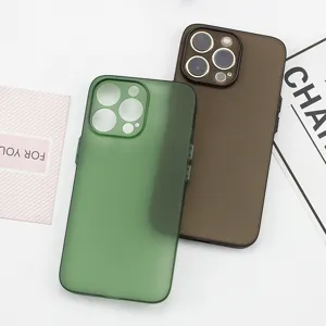 Vista detallada de la funda de TPU ultrafina y mate, con recortes precisos para la cámara.