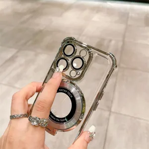 Detalle de funda de teléfono magnética galvanizada transparente con soporte de anillo y lente.