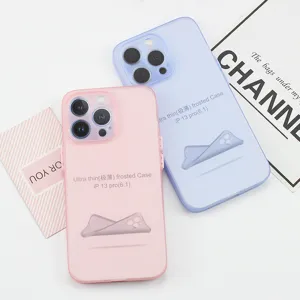 Vista detallada de fundas protectoras de TPU mate ultrafino en rosa y azul para iPhone 13 Pro.