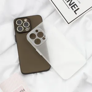Vista detallada de la funda de TPU ultrafina con acabado mate y recortes de cámara precisos.