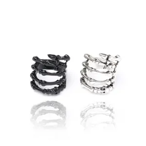 Punk gotische Skelett Hand Ringe in Schwarz und Silber, ideal fuer Halloween und Hip Hop Outfits.