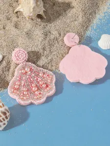 Dettaglio orecchini conchiglia perlinati, gioielli estivi spiaggia perla rosa fatti a mano.