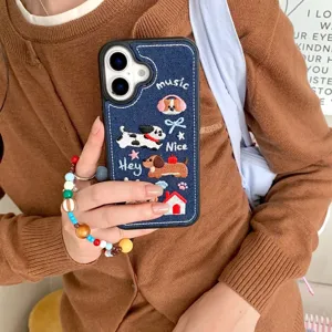 Jeans Handyhuelle mit suessen Hunde Stickereien und buntem Perlenarmband fuer das iPhone