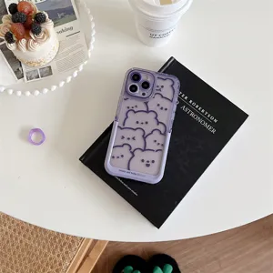 Lila Bären Handyhülle Detailansicht mit unsichtbarem Halter und schickem Design auf Buch.