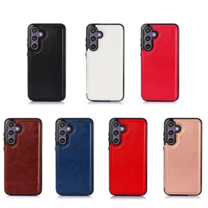 Detalle de funda de teléfono de cuero multicolor, variantes de cubierta protectora.