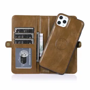 Vista dettagliata della custodia a portafoglio in pelle marrone con fessure e cover magnetica.