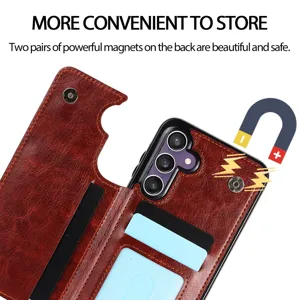 Vista detallada de funda de cuero tipo cartera con ranuras para tarjetas y cierre magnético.