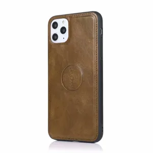 Vista dettagliata della custodia per telefono in pelle marrone con ricarica magnetica.