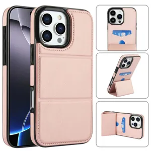 Vista detallada de funda de cuero rosa con tarjetero y soporte plegable práctico.