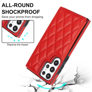 Vista detallada de la funda de cuero acolchado rojo tipo billetera con ranura para tarjetas.