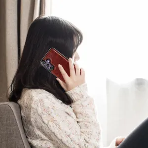 Funda de cuero de lujo para teléfono con tarjetero estilo de vida perfil lateral.