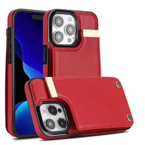 Detalle de funda de teléfono de cuero rojo, tarjetero y detalle metálico protector.