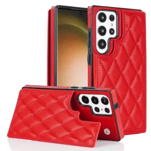 Funda de teléfono de cuero acolchado rojo con tarjetero y doble hebilla, diseño de lujo elegante.