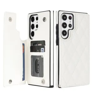 Detalle de funda de cuero acolchado blanco con ranuras para tarjetas y doble cierre.
