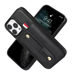 Λεπτομέρεια μαύρης δερμάτινης θήκης iPhone με θήκη καρτών, ριγέ κορδέλα και βάση.