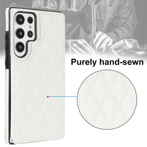 Detalle de funda de cuero acolchado blanco, costura artesanal con ranura para tarjeta.