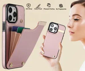 Detalle funda iPhone cuero rosa, ranuras para tarjetas acordeón y botones metálicos dorados.