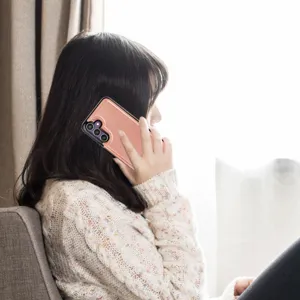 Vista detallada de una elegante funda de telefono tipo cartera de cuero rosa en escena.
